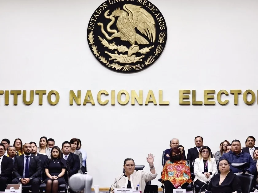 El acuerdo se sustentó en el Artículo 41 de la Constitución, que establece que los recursos públicos prevalezcan sobre los de origen privado en campañas electorales. (Archivo Infobae)