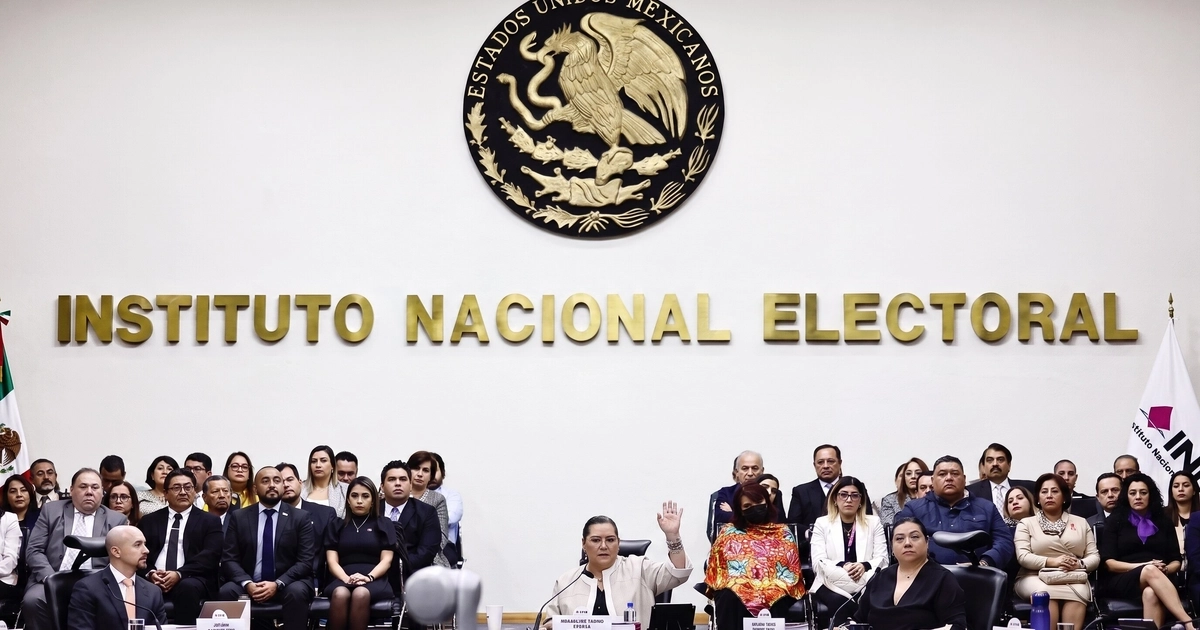 El acuerdo se sustentó en el Artículo 41 de la Constitución, que establece que los recursos públicos prevalezcan sobre los de origen privado en campañas electorales. (Archivo Infobae)