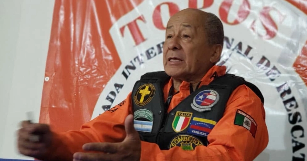 Héctor Méndez Rosales, líder rescatista, expresa su postura en La Guaira, Venezuela, durante labores de auxilio, rechazando imposiciones políticas. (Héctor Méndez 'Topo Mayor')