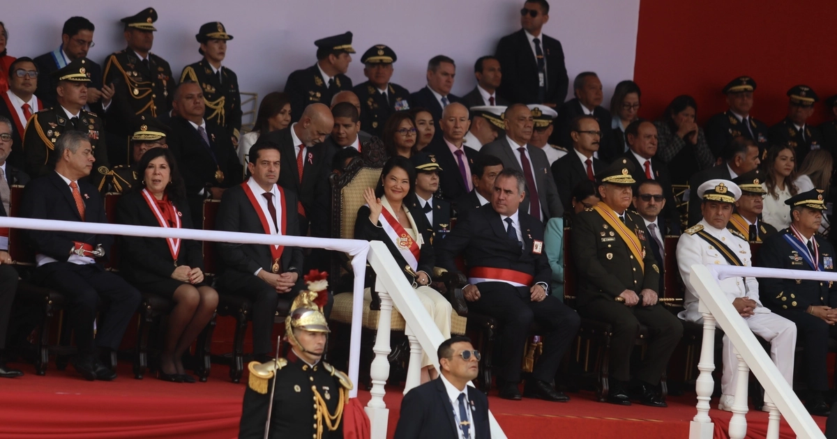 Keiko Fujimori durante el desfile cívico-militar por el 205 aniversario de la Independencia de Perú, el 29 de julio, un día después de asumir la presidencia. Klebher Vasquez (Getty Images)