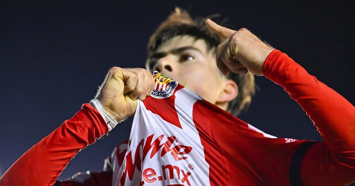 El mexicano besa el escudo de Chivas tras anotarle al Club América (Imagen Ilustrativa Infobae)