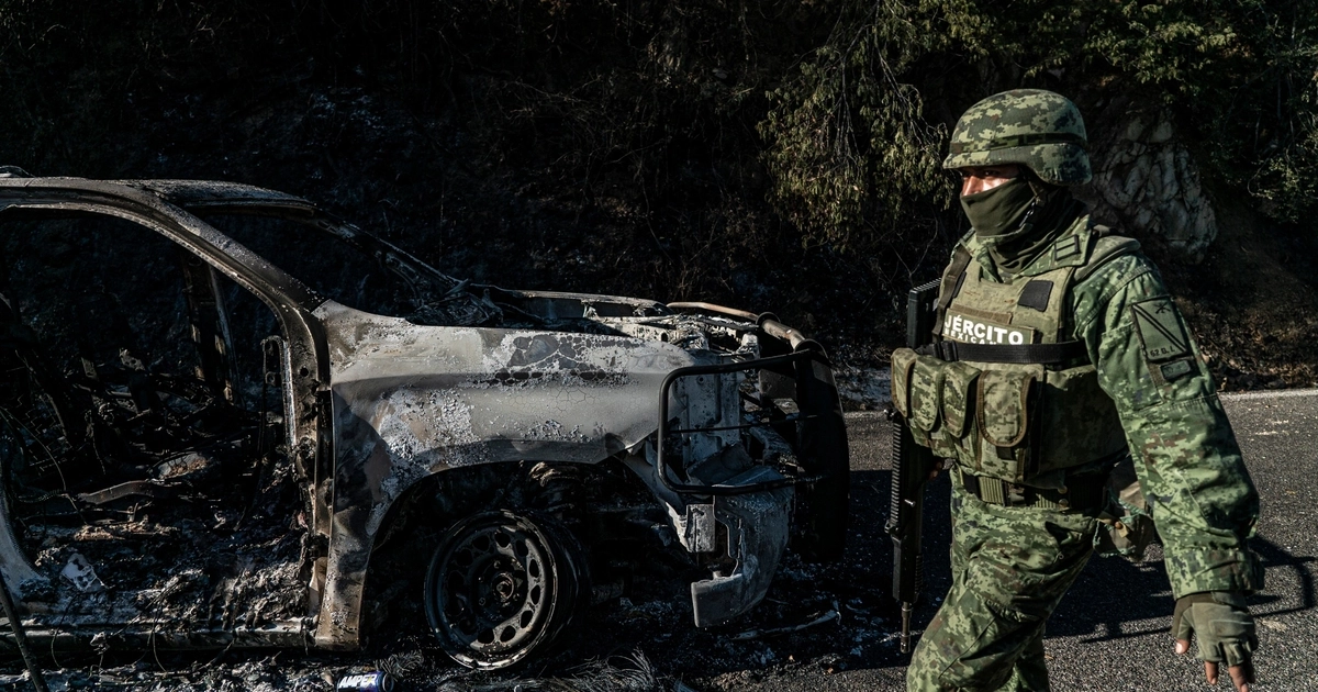 Un elemento del Ejército mexicano patrulla en una carretera cerca de Culiacán, donde fue detenido Ovidio Guzmán, en 2022. Gladys Serrano
