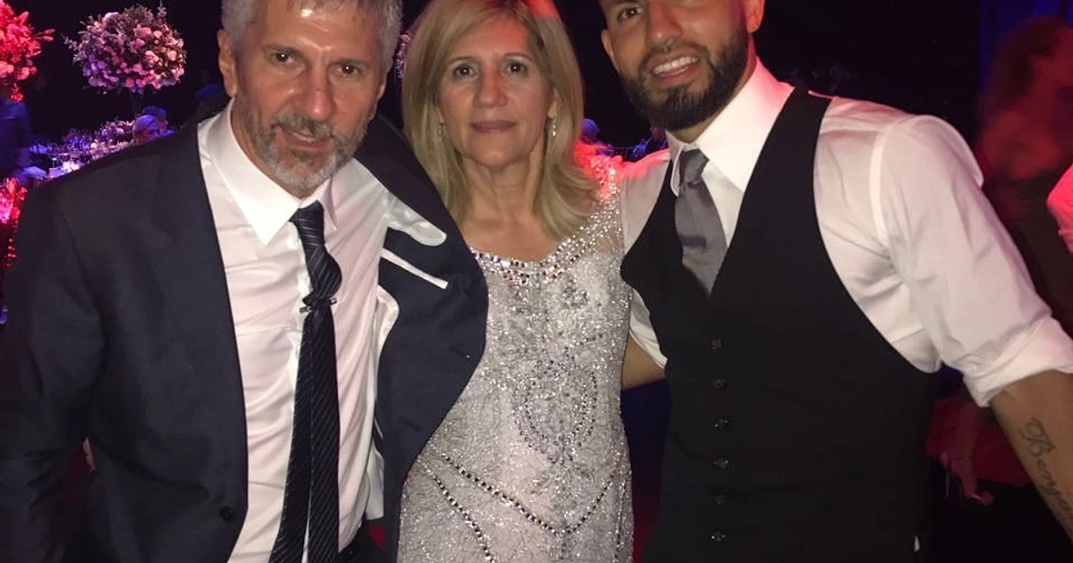 Jorge Messi y Ceila Cuccittini con Sergio Agüero en la boda de Lionel y Antonela