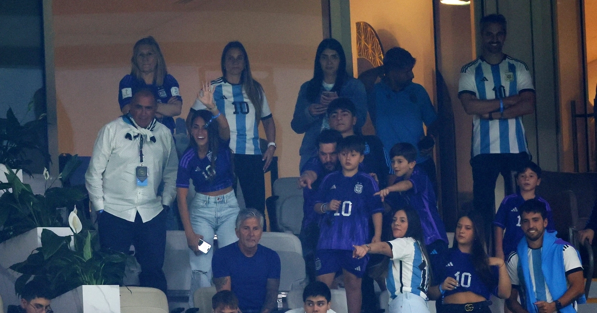 Jorge Messi, sentado con remera azul, asistió al Mundial de Qatar 2022 junto a toda su familia para alentar a su hijo y la Selección