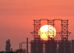 Pemex reporta incendio en un tanque del complejo Pajaritos por tormenta eléctrica