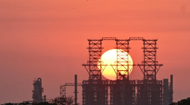 Pemex reporta incendio en un tanque del complejo Pajaritos por tormenta eléctrica