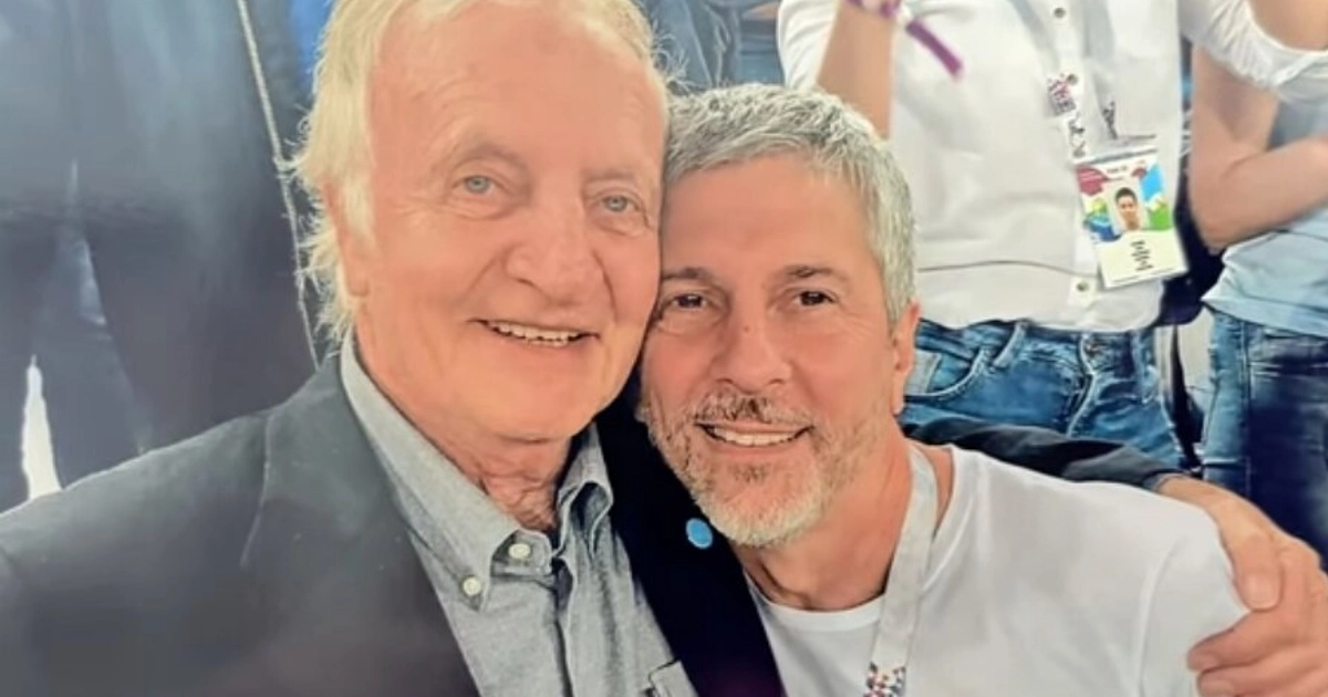 El empresario Fernando Marín y Jorge Messi, padre de la estrella del fútbol Lionel Messi, posan sonrientes y cercanos en un evento