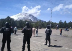 Exhalación del volcán Popocatépetl con emisión de gases y ceniza. (Secretaría de Seguridad del Estado de México )