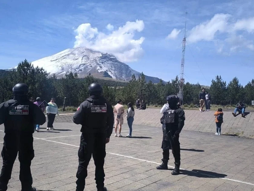 Exhalación del volcán Popocatépetl con emisión de gases y ceniza. (Secretaría de Seguridad del Estado de México )