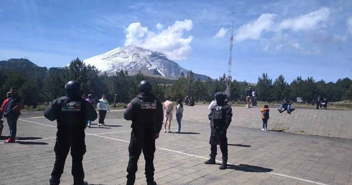 Exhalación del volcán Popocatépetl con emisión de gases y ceniza. (Secretaría de Seguridad del Estado de México )