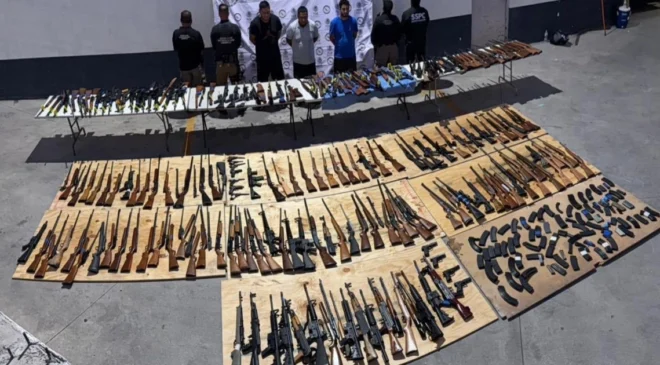 Tráfico de armamento desde Texas: capturan a tres personas que transportaban más de 200 armas y cartuchos en Nuevo León