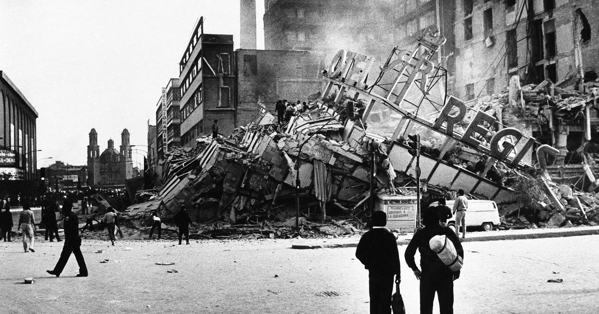 ARCHIVO - La gente inspecciona el destruido Hotel Regis después de que un terremoto azotó la Ciudad de México, el 19 de septiembre de 1985. (AP Foto/Paul Conklin, Archivo)
