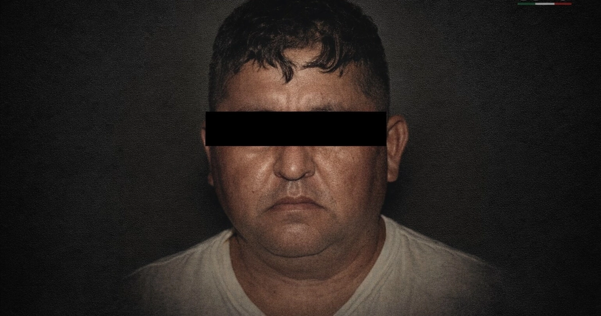 Retrato de Audias Flores Silva, conocido como “El Jardinero”, un presunto líder del CJNG, con una banda negra sobre sus ojos y el logo del cartel discretamente visible. (Imagen Ilustrativa Infobae)
