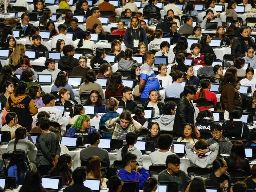 Examen de control presencial de la UNAM en el Palacio de los Deportes. Foto: Diego Simón / EL UNIVERSAL