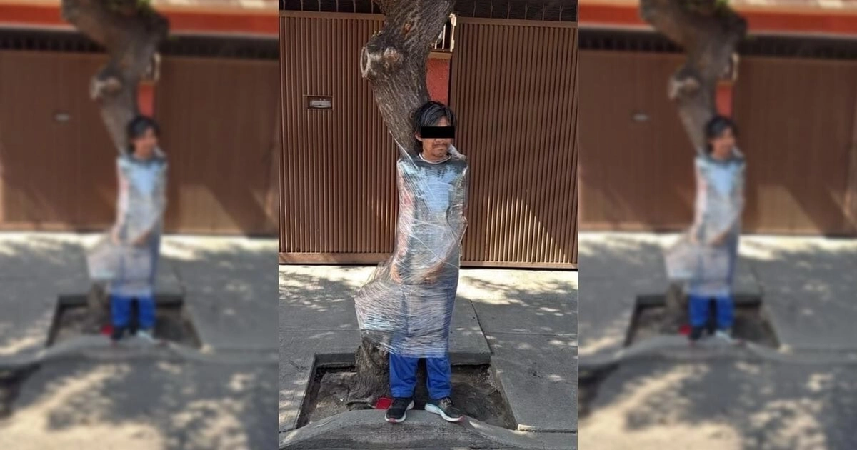 Un hombre señalado como presunto ladrón fue amarrado con playo a un árbol por vecinos en la alcaldía Benito Juárez, luego de que aparentemente fuera sorprendido robando. | Foto: Especial.
