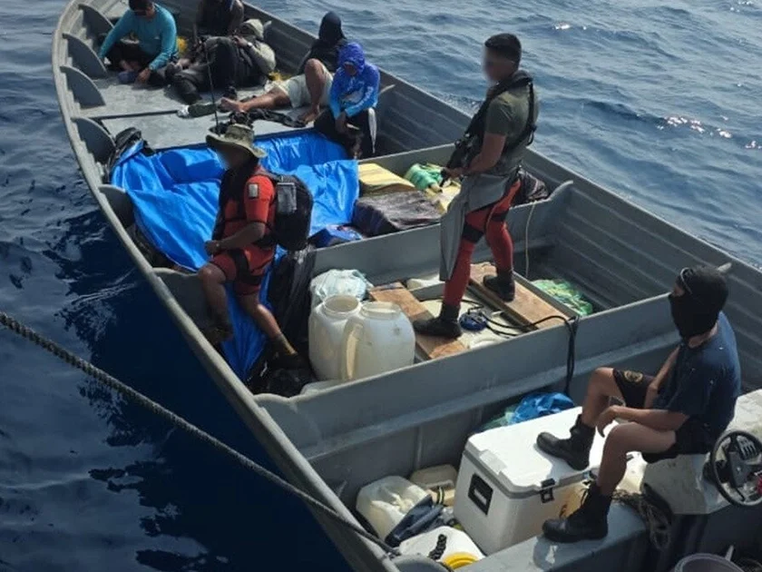 Lancha asegurada en Oaxaca por la Marina