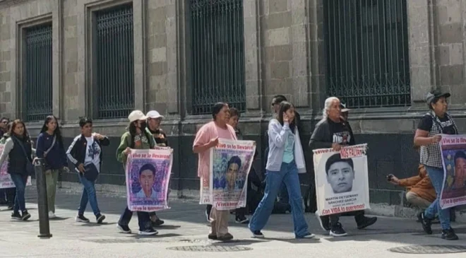 Prometen a familiares de los 43 agilizar extradición de personajes clave en el caso; Segob alista informe a 12 años