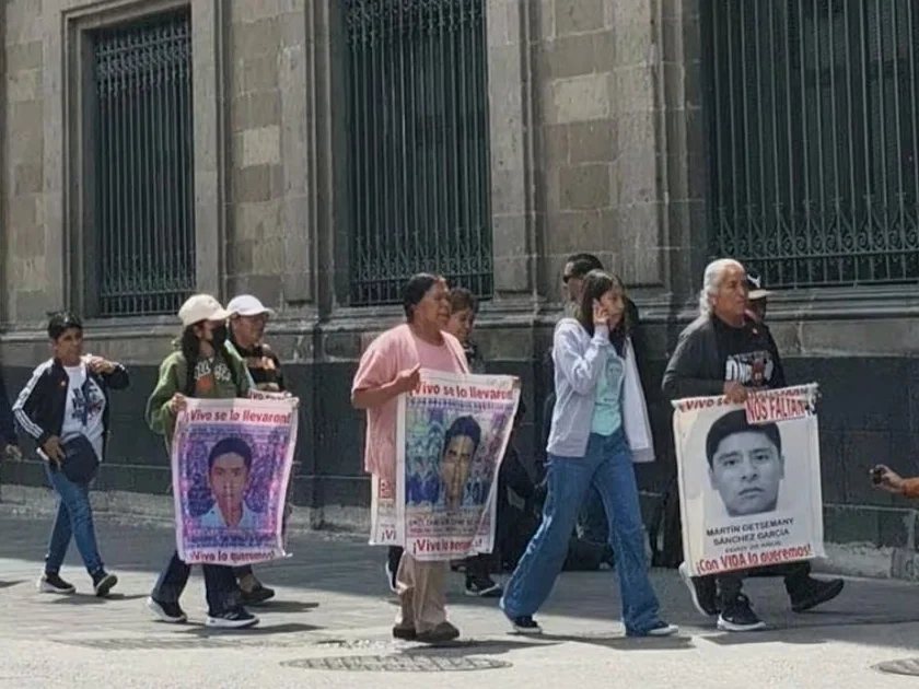 Familiares de los 43 de Ayotzinapa llegan a Palacio Nacional para reunirse con la presidenta Claudia Sheinbaum a un mes de cumplirse 12 años de su desaparición (27/08/2026). Foto: Gabriel Pano / EL UNIVERSAL