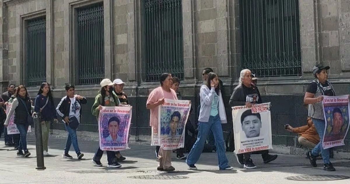 Familiares de los 43 de Ayotzinapa llegan a Palacio Nacional para reunirse con la presidenta Claudia Sheinbaum a un mes de cumplirse 12 años de su desaparición (27/08/2026). Foto: Gabriel Pano / EL UNIVERSAL