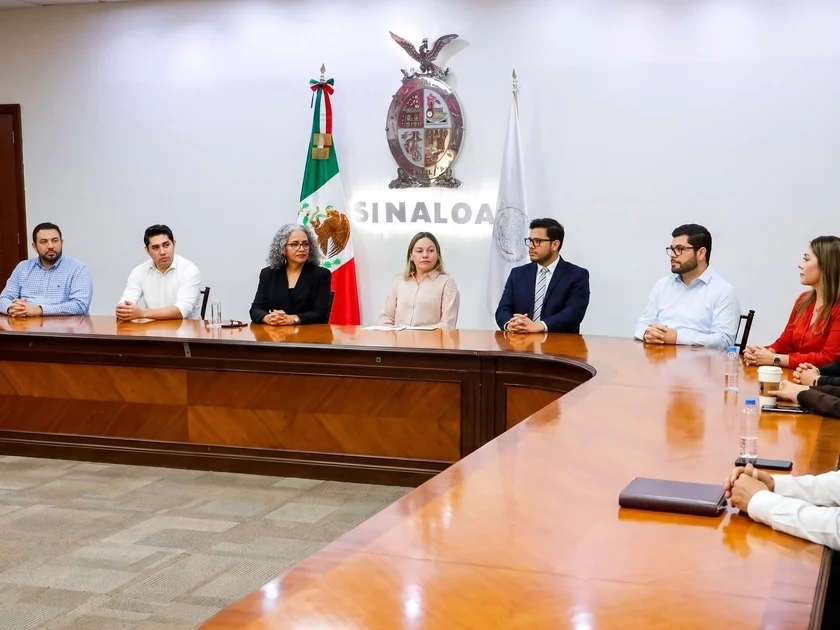 Graciela Domínguez asume la gubernatura y reúne a su gabinete.