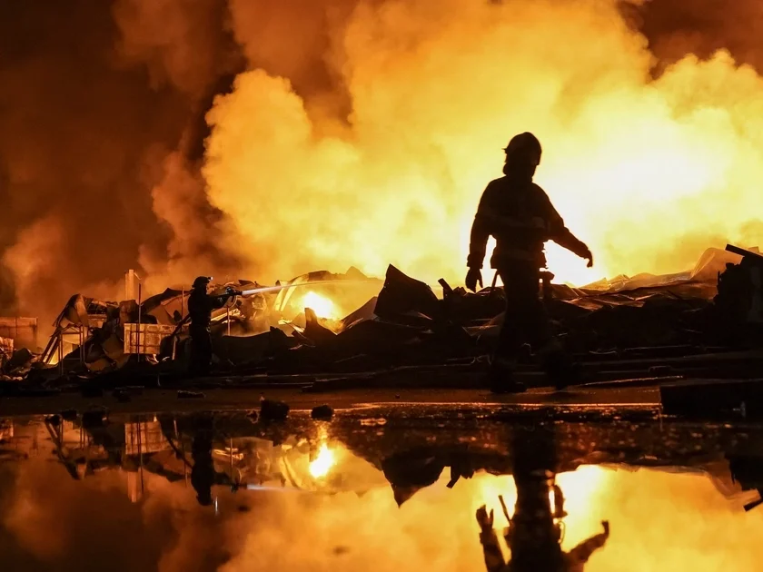 Bomberos trabajan en el lugar de un ataque con misiles rusos, en el marco de la ofensiva de Rusia contra Ucrania, en la región de Kiev, Ucrania, el 5 de agosto de 2026 (REUTERS/Anatolii Stepanov)