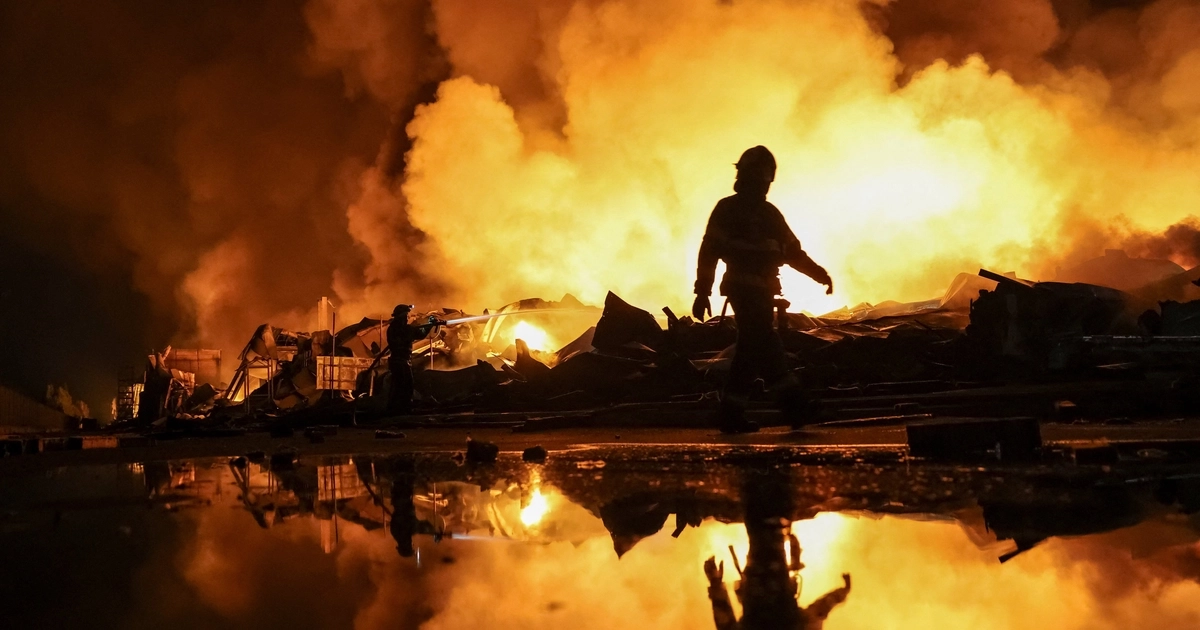 Bomberos trabajan en el lugar de un ataque con misiles rusos, en el marco de la ofensiva de Rusia contra Ucrania, en la región de Kiev, Ucrania, el 5 de agosto de 2026 (REUTERS/Anatolii Stepanov)