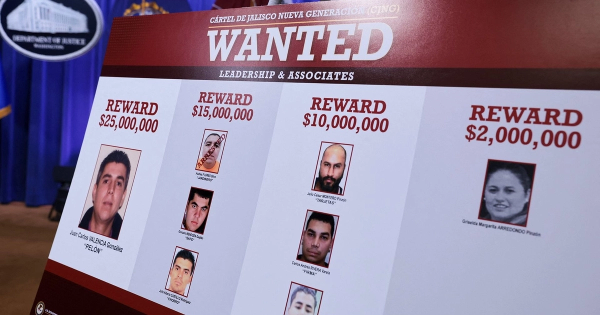 Un cartel con imágenes de miembros buscados del Cártel Jalisco Nueva Generación (CJNG) el día de una conferencia de prensa para anunciar nuevas acciones de la administración Trump contra el CJNG, en el Departamento de Justicia en Washington, D.C., Estados Unidos. 5 de agosto de 2026. REUTERS/Jonathan Ernst