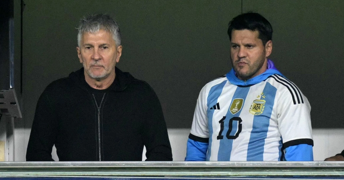 Jorge y Matías Messi, durante un partido entre la selección argentina y Perú en la Bombonera en el año 2024 (Photo by JUAN MABROMATA / AFP)