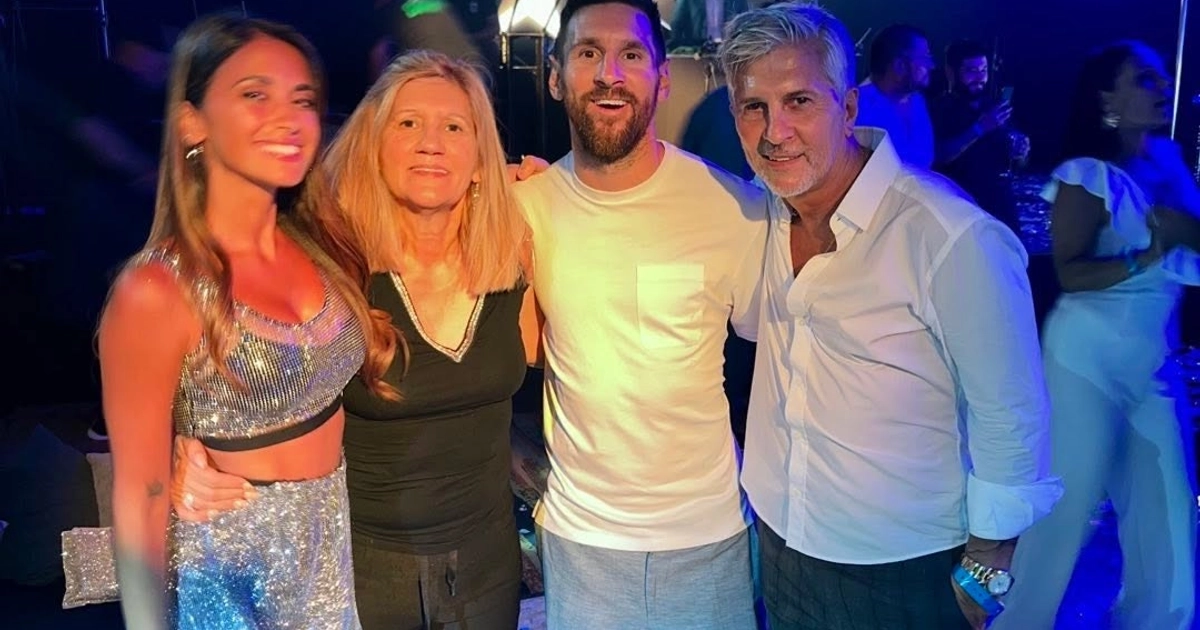 Lionel Messi sonríe junto a Antonela Roccuzzo, su padre Jorge Messi y su madre Celia Cuccittini durante una celebración con temática de 'Campeones del Mundo' tras el Mundial de Qatar 2022