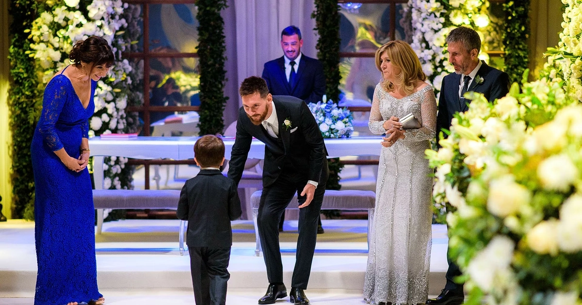 Jorge Messi observa junto a su esposa Celia a su nieto Thiago, caminando rumbo a su padre, Lionel, en la ceremonia de casamiento del futbolista con Antonela Roccuzzo, en 2017