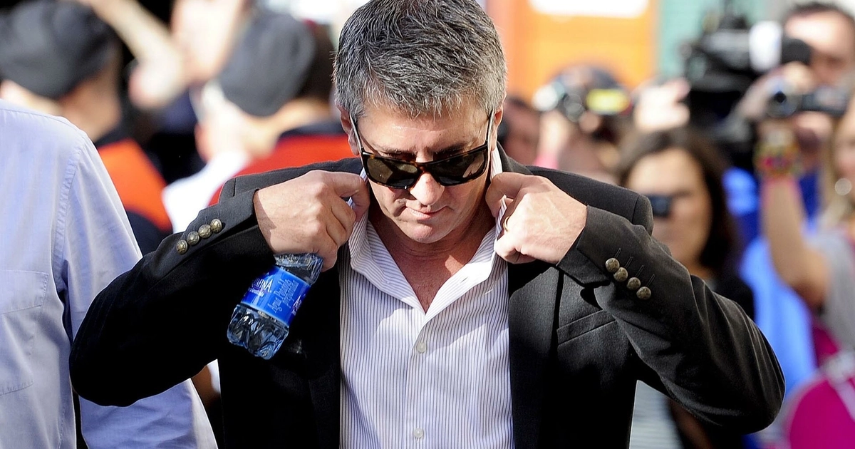 Jorge Messi se acomoda su camisa antes de una audiencia en Barcelona, en 2013