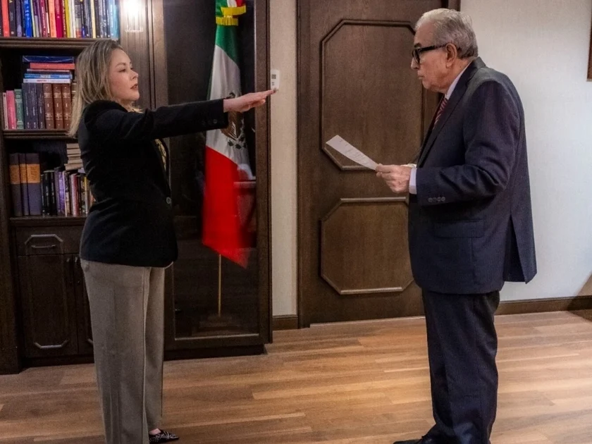 Rubén Rocha Moya le toma protesta a Yeraldine Bonilla Valverde para reincorporarse como gobernador de Sinaloa. (Gobierno de Sinaloa)