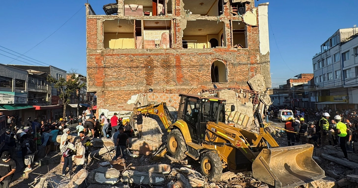 Vecinos y personal de emergencias excavan entre los escombros de un edificio derrumbado tras un terremoto en Cali, Colombia, 10 de agosto, 2026 - crédito Marco Trujillo/REuters
