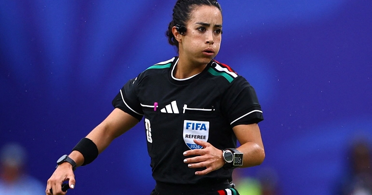 Katia Itzel García aclaró ante la afición que no puede firmar una camiseta auriazul y aceptó firmar en una hoja para mantener la imparcialidad. REUTERS/Claudia Greco