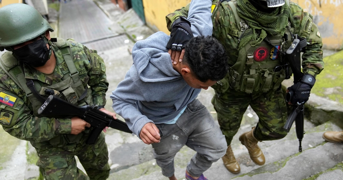 Soldados detienen a un joven para revisar si tiene tatuajes relacionados con pandillas mientras patrullan en el sur de Quito, Ecuador, en 2024. Dolores Ochoa (AP)