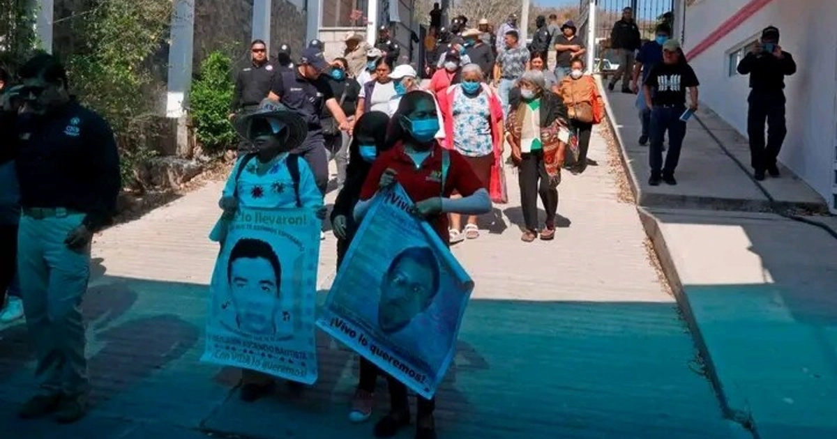 Padres de Ayotzinapa recorren funeraria en Iguala; hallan bolsa con restos de 2014. Foto: (Tlachinollan Centro de Derechos Humanos de la Montaña)