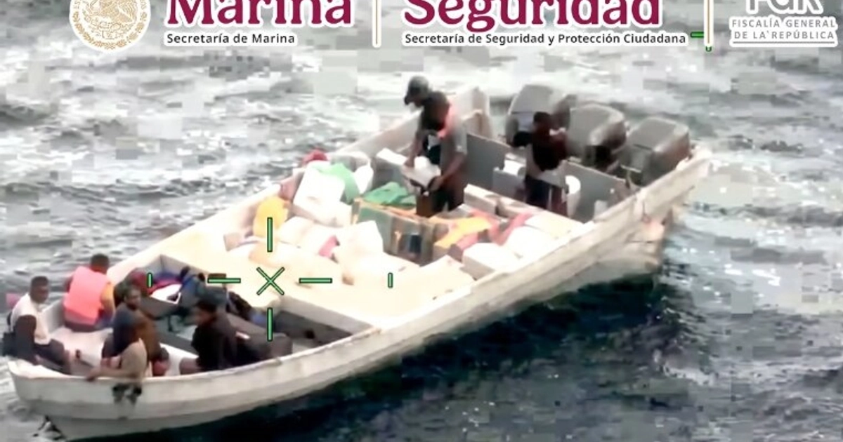 Los traficantes trasladaban la droga en una lancha cuando fueron interceptados por elementos de la marina Foto: SeMar