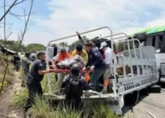 Choque entre autobús y patrulla de la Guardia Nacional deja un muerto y 15 heridos