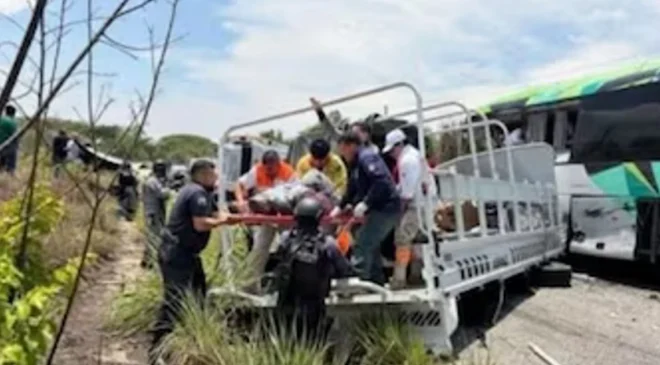 Choque entre autobús y patrulla de la Guardia Nacional deja un muerto y 15 heridos