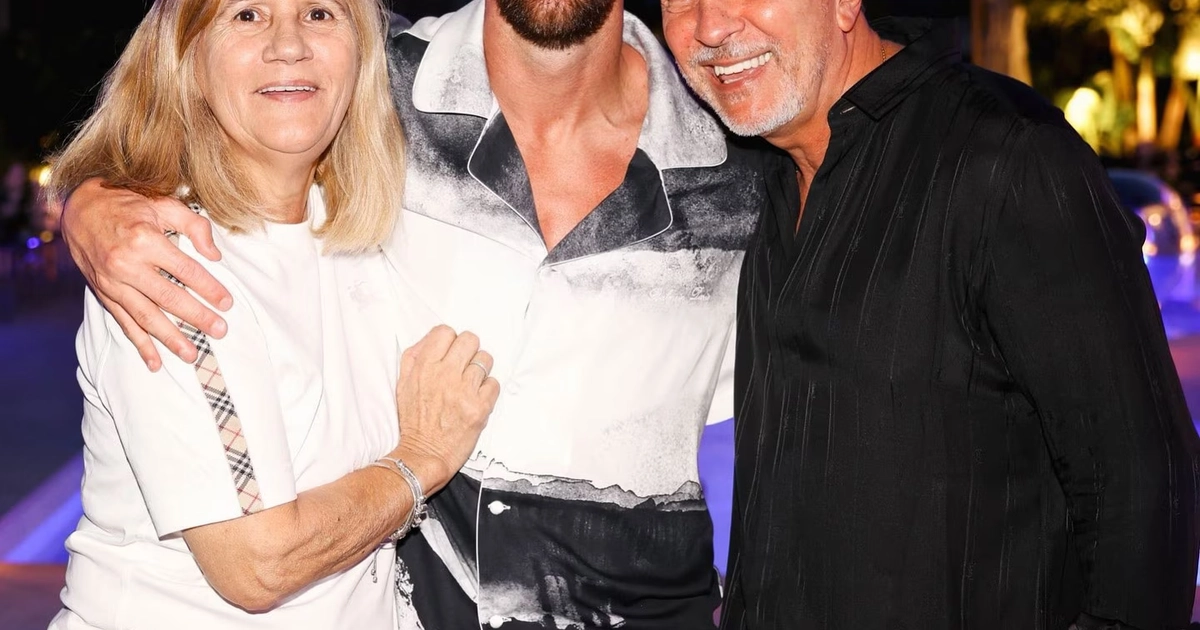 Leo con su madre Celia y su padre Jorge durante el festejo de cumpleaños del 2025