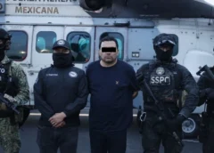 Todo de negro y esposado: autoridades revelan primeras fotos del traslado del “R1”. Especial.
