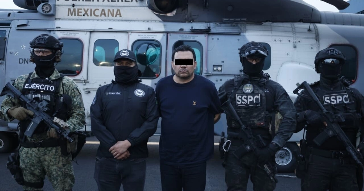 Todo de negro y esposado: autoridades revelan primeras fotos del traslado del “R1”. Especial.