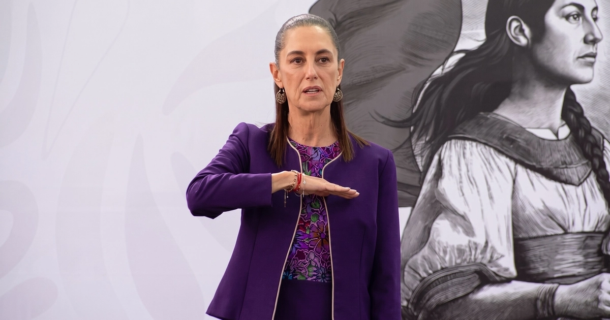La conferencia se lleva a la Secundaria 10, especializada en Artes Gráficas, como parte de las actividades por el retorno a las aulas de 28 millones de estudiantes en el país