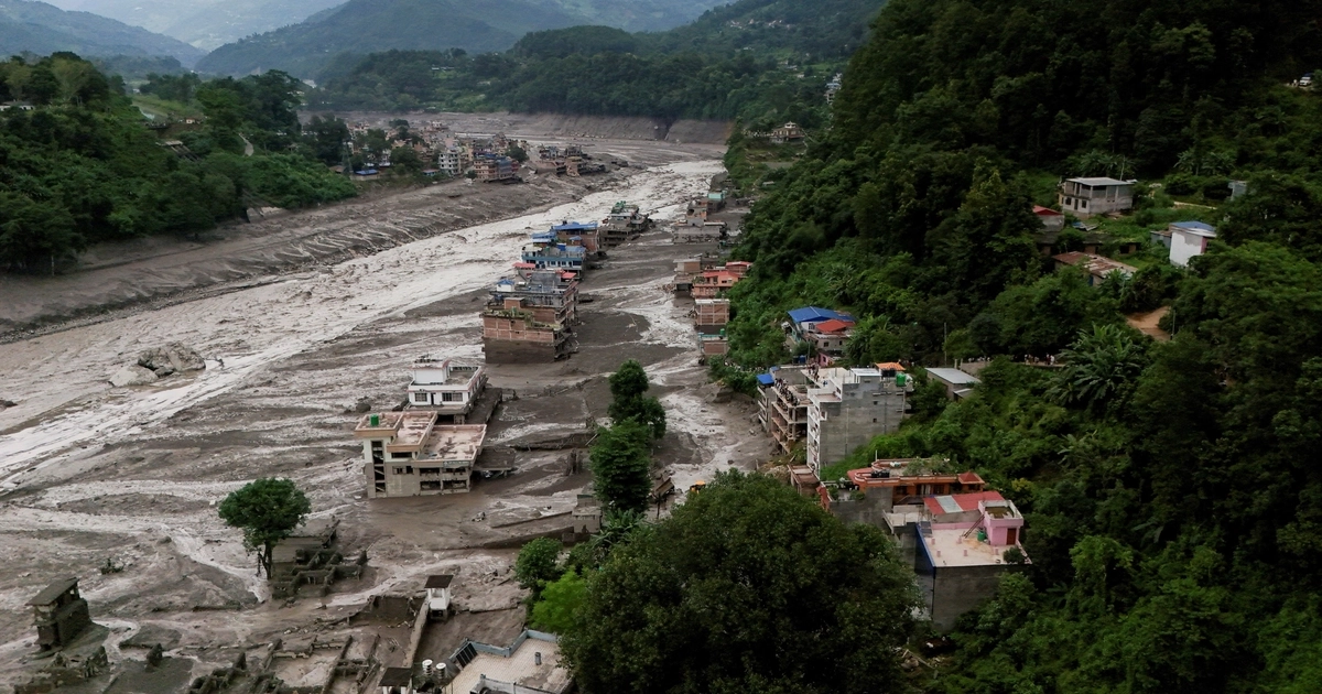 Vista aérea de propiedades cubiertas de barro tras la crecida repentina en Trishuli, distrito de Nuwakot, Nepal (REUTERS/Navesh Chitrakar)