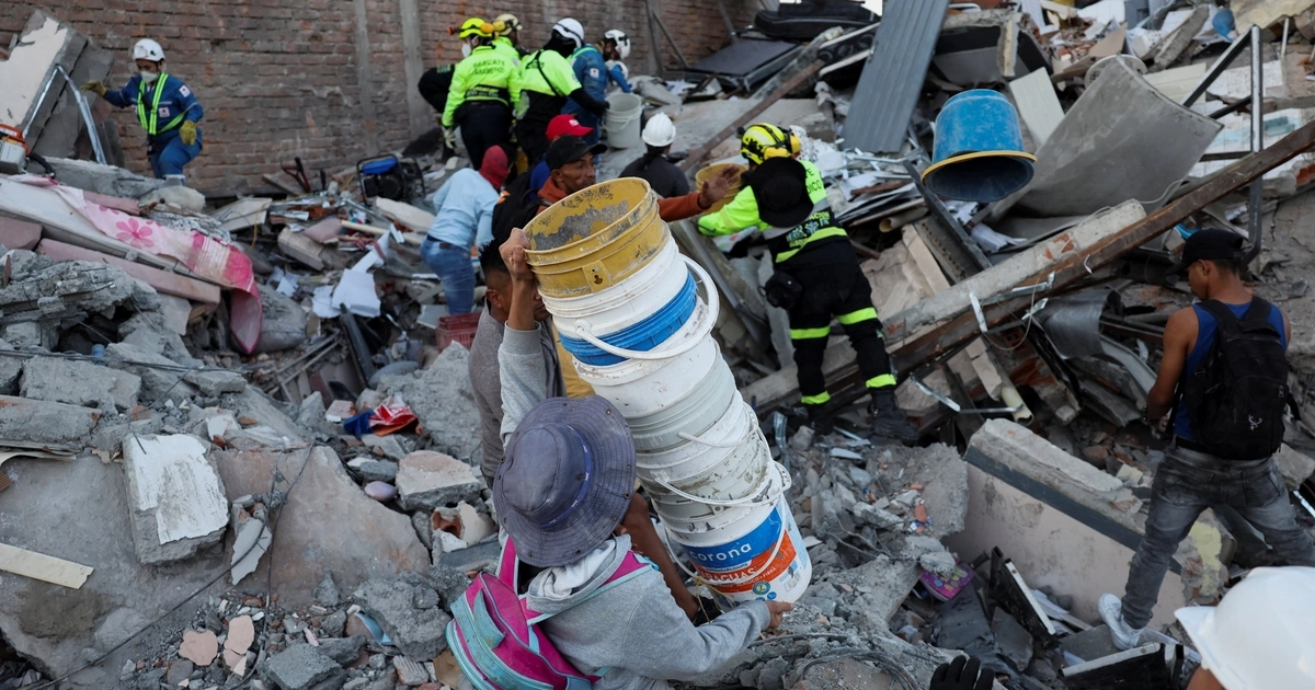 Personal de emergencia y otras personas trabajan en el lugar de un edificio dañado tras un terremoto en Pereira, Colombia, el 11 de agosto de 2026 - crédito Luisa Gonzalez/Reuters