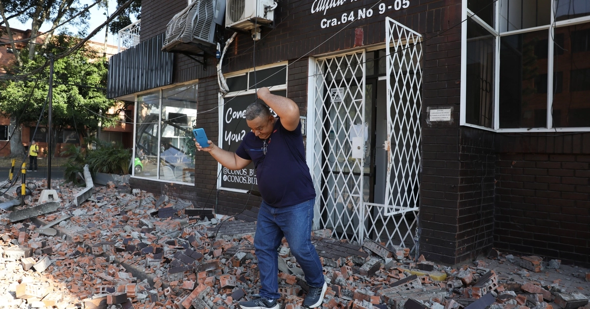 Un hombre evacua un edificio durante el terremoto, en Cali.