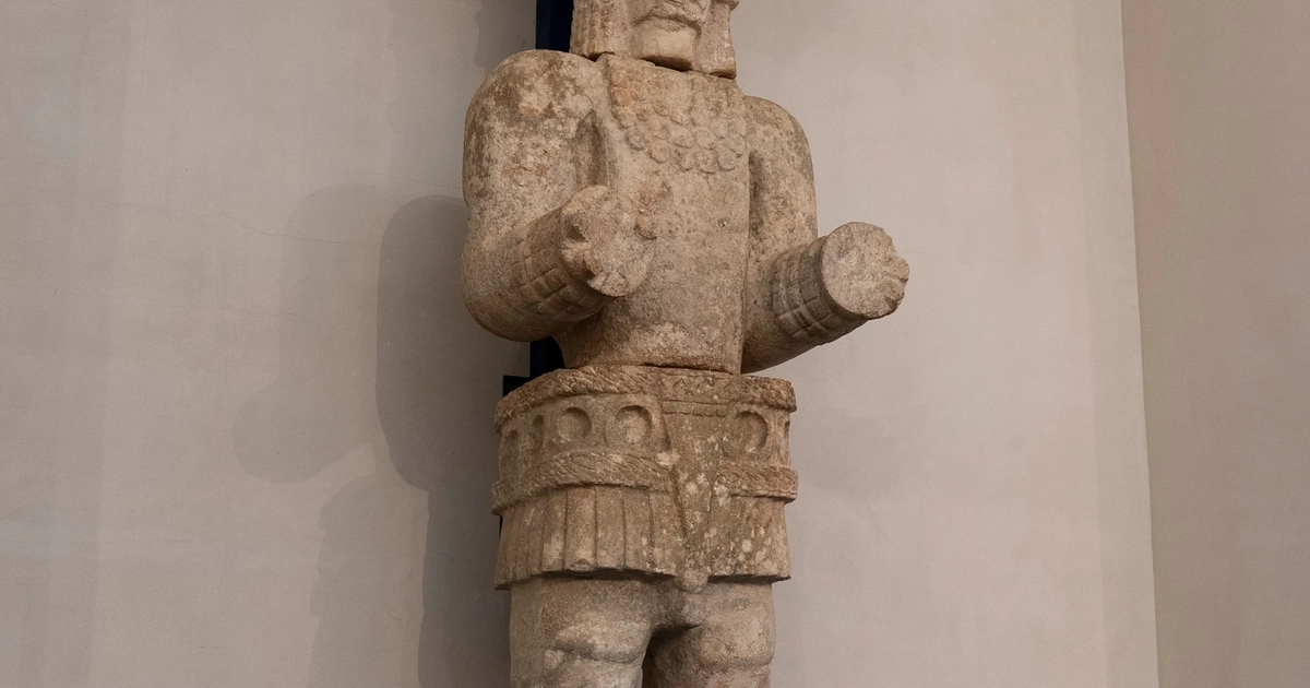 Una escultura de piedra del periodo maya Puuc forma parte de los bienes culturales exhibidos por el INAH en un nuevo recinto. (Secretaría de Cultura)