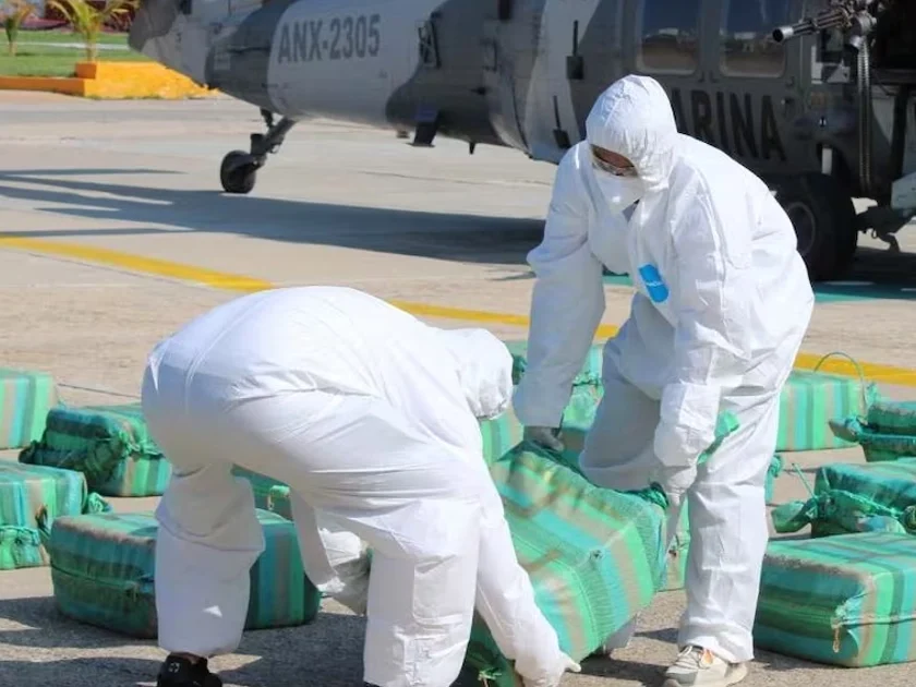 Elementos de la Secretaría de Marina (Semar) aseguraron casi dos toneladas de cocaína en Zihuatanejo, Guerrero, y arrestaron a dos personas. Foto: Especial