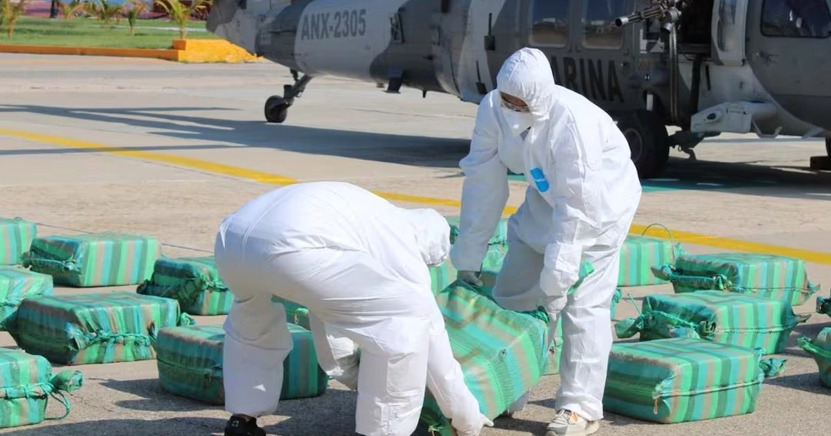 Elementos de la Secretaría de Marina (Semar) aseguraron casi dos toneladas de cocaína en Zihuatanejo, Guerrero, y arrestaron a dos personas. Foto: Especial