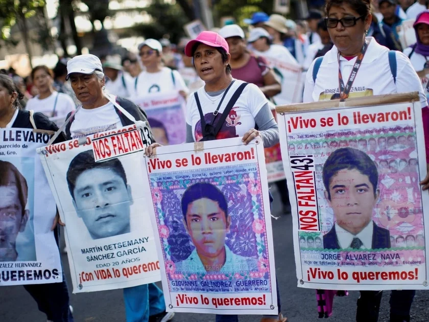 Padres y madres de los 43 estudiantes desaparecidos de la Escuela Normal Rural “Raúl Isidro Burgos”. (REUTERS/Raquel Cunha)